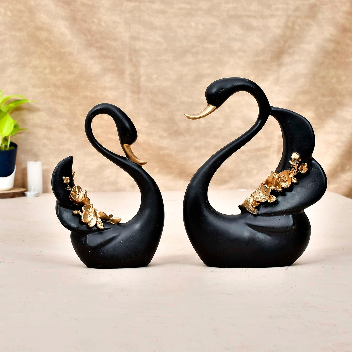 Elegant Swan Pair Sculpture for Home Decor